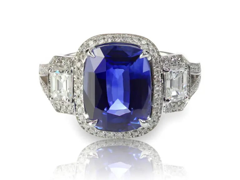 Création d’une bague diamants baguette et ronds avec un saphir de Ceylan au centre