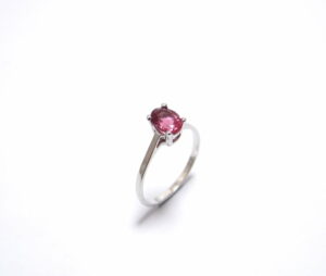 bague tourmaline rose ovale monture or blanc chaton 4 griffes