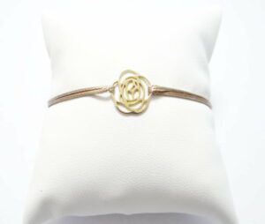 bracelet cordon beige coulissant avec rose en or jaune 18 cts