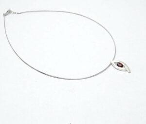 collier argent et grenat pyrope ovale 7/5 mm