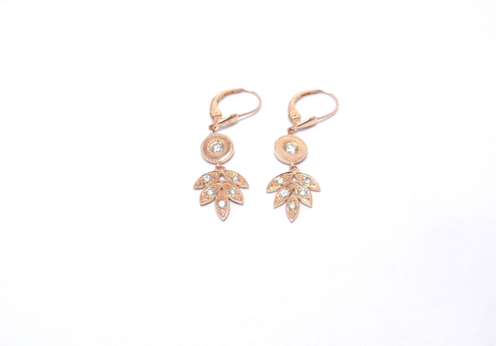 boucles d oreilles en or rose 18 carats serti de diamants représentant une feuilles