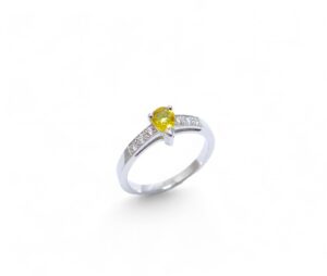 bague fiancailles or blanc 18 carats saphir jaune poire et diamants sur le corps