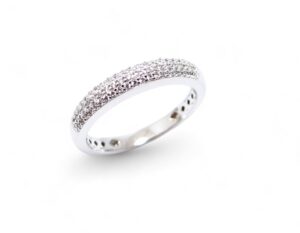 bague alliance mariage avec un pavage de diamants naturel monture en or blanc 18 carats