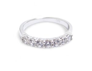 alliance demi tour or blanc 18 carats avec des diamants ronds naturels en serti griffes