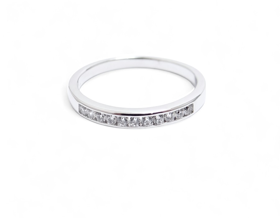 demi alliance idéalement pour un mariage serti de diamants rond en rail monture or blanc 18 carats