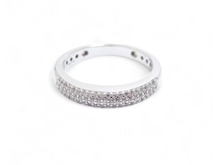 alliance bague demi tour avec un pavage de diamants naturel monture or blanc 18 carats