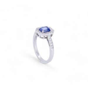 bague or blanc 18 carats avec au centre un saphir de ceylan taille émeraude et diamants serti autour