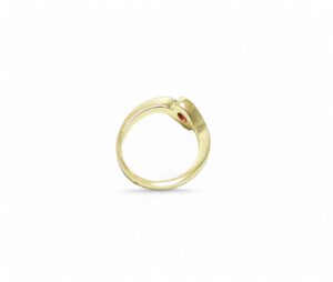 saphir rose ovale serti sur une bague en or jaune semi clos