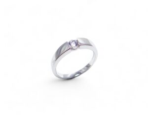 bague alliance avec au centre un diamant de 0.30 carats serti en semi clos monture or blanc 18 carats