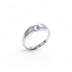 bague alliance avec au centre un diamant de 0.30 carats serti en semi clos monture or blanc 18 carats