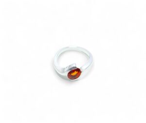 grenat spessartite ovale serti sur une bague en or blanc