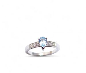 bague or blanc 18 carats avec au centre une topaze bleue et diamants sur les cotés