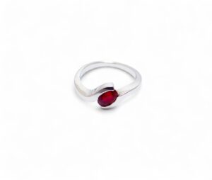 bague or blanc 18 carats serti d un rubis ovale de 7/5 mm en serti semi clos