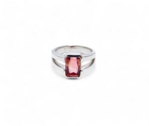 bague tourmaline rose rectangle serti clos monture en or blanc 18 carats corps de de bague ouvert de chaque coté