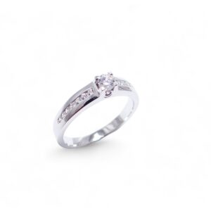 bague de mariage ou fiançailles avec un diamant central et des petites diamants sur le corps de bague monture or bmanc 18 carats