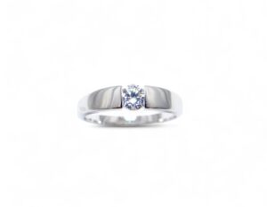 bague moderne de fiancaille avec un diamant monture or blanc 18 carats serti semi clos