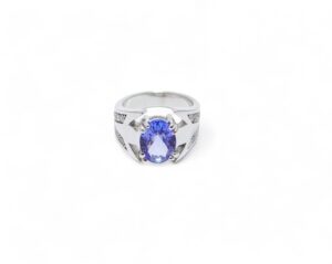 bague or blanc 18 carats moderne avec tanzanite ovale et diamants sur le corps de bague