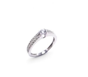 bague or blanc 18 carats diamants central rond et pavage sur le corps