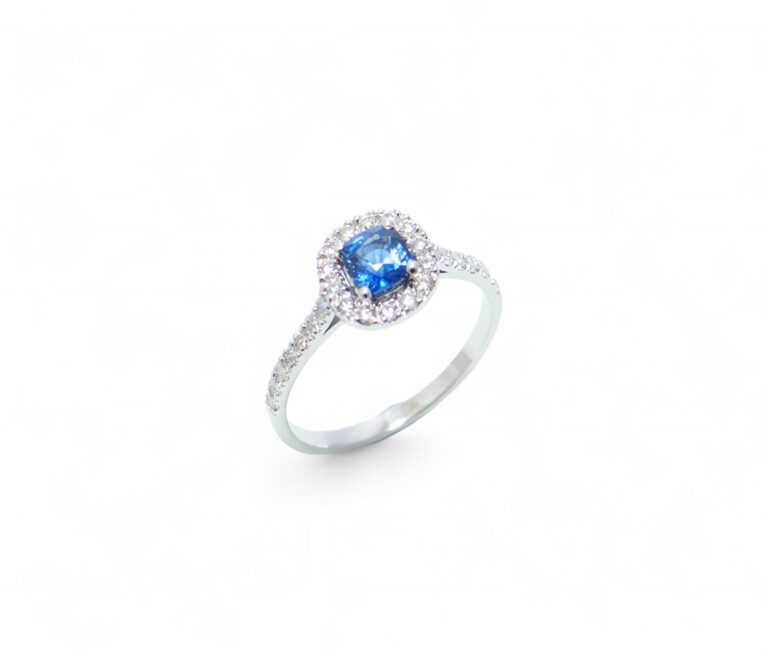 Bague or blanc 18 carats, Saphir Ceylan, diamants.