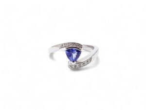 bague en or blanc 18 carats serti de diamant et une tanzanite troidia au centre