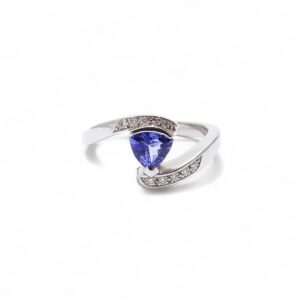 bague en or blanc 18 carats serti de diamant et une tanzanite troidia au centre