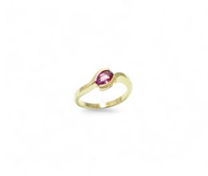 saphir or rose serti en semi clos sur une bague en or jaune