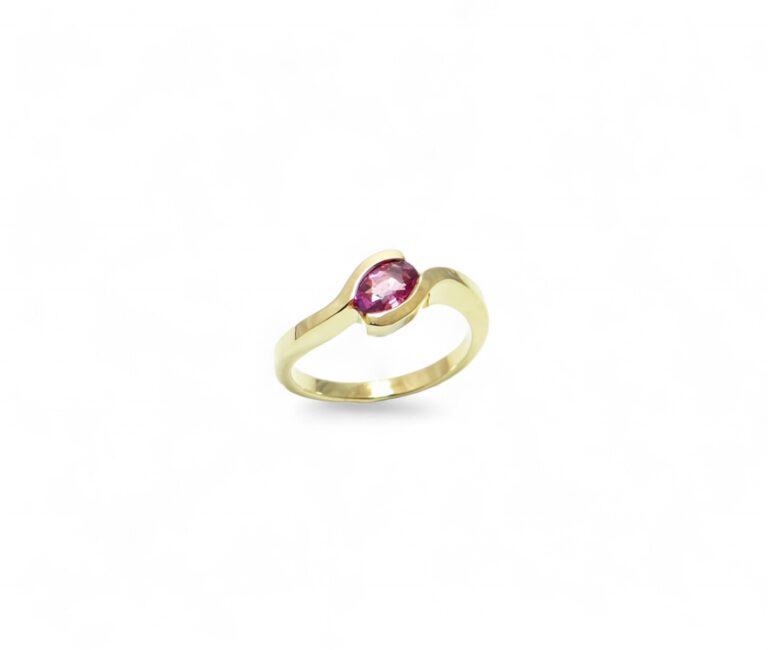 Bague or jaune 750 et saphir rose.