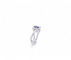 bague en or blanc 18 carats avec des diamants et un saphir de ceylan en forme de tortue