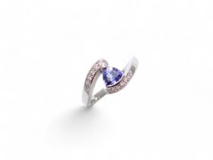 bague tanzanite troidia monture or blanc serti de diamants