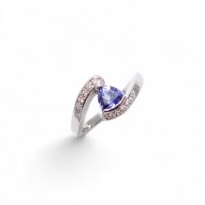 bague tanzanite troidia monture or blanc serti de diamants