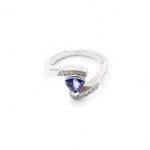 bague troidia tanzanite serti de diamant monture or blanc 18 carats