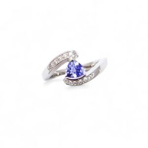 bague tanzanite en forme de troidia monture or blanc serti de diamants sur le corps