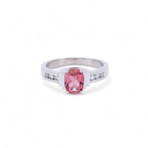 bague art deco escalier serti de diamant et une tourmaline rose au centre monture or blanc