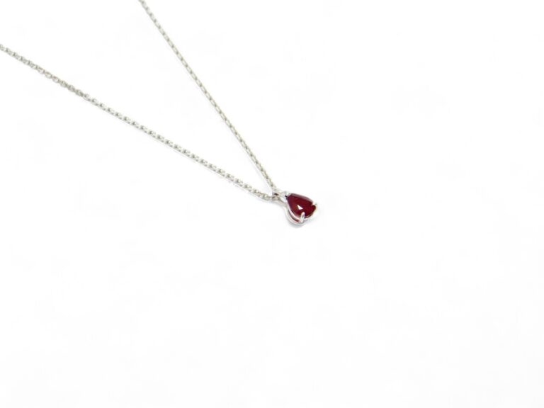 Collier solitaire rubis  0.60 carats  or blanc  750.