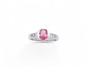 bague or blanc 18 carat avec des diamants serti rail et une tourmaline rose taille coussin serti griffes