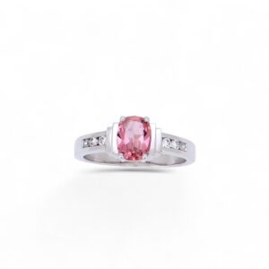 bague or blanc 18 carat avec des diamants serti rail et une tourmaline rose taille coussin serti griffes