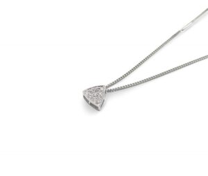 pendentif triangle pavage diamants en or blanc 18 carats avec chaine gourmette