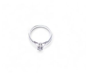 solitaire diamant naturel de 0.30 carats serti sur un chaton 6 griffes monture or blanc 18 carats