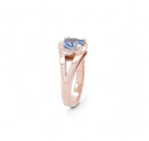 solitaire or rose 18 carats avec un zircon bleu serti sur 4 griffes