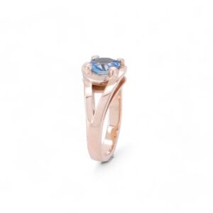 solitaire or rose 18 carats avec un zircon bleu serti sur 4 griffes