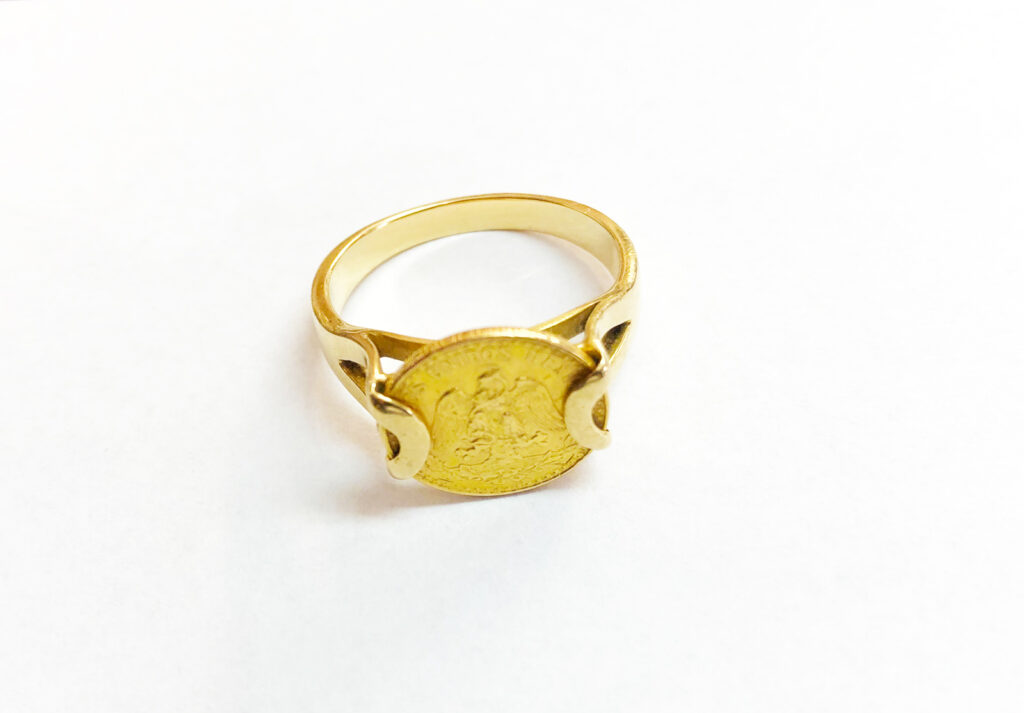 "Bague en or jaune ornée d'une pièce de 10 pesos mexicaine, création artisanale Maupas Sehikyan."