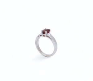 bague or blanc 18 carats serti d'une tourmaline ovale sur griffes bicolor