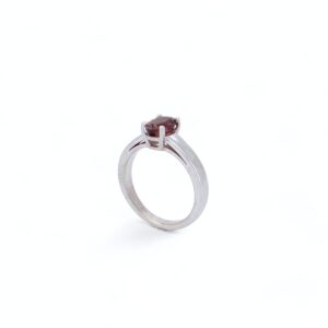 bague or blanc 18 carats serti d'une tourmaline ovale sur griffes bicolor